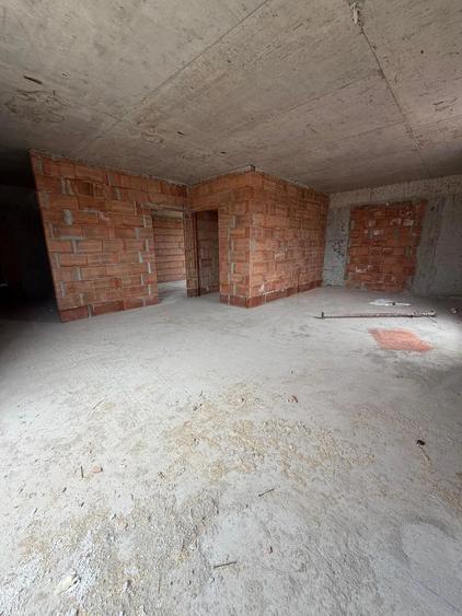 Apartament cu 2 camere decomandat în 1 Decembrie