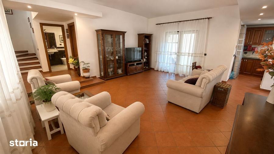 Casă cu 9 camere cu Teren 600 Mp în Sânmartin