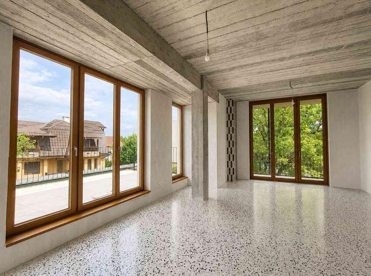 Casă individuală cu 12 camere cu Teren 550 Mp în Central