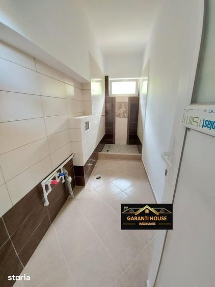 Casă cu 7 camere cu Teren 400 Mp în Central