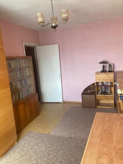 Apartament cu 3 camere semidecomandat în Sud