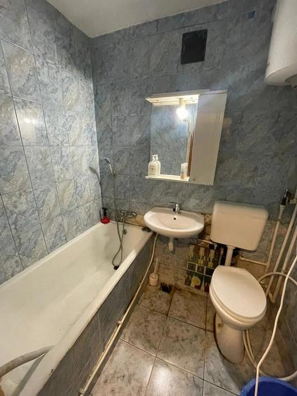 Apartament cu 3 camere semidecomandat în Berceni