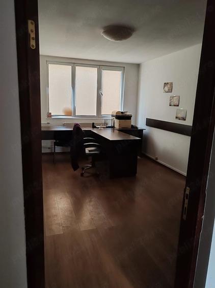 Apartament cu 4 camere semidecomandat în Central