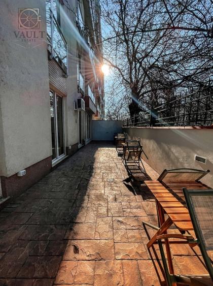 Apartament cu 3 camere semidecomandat, mobilat în P-ța Victoriei