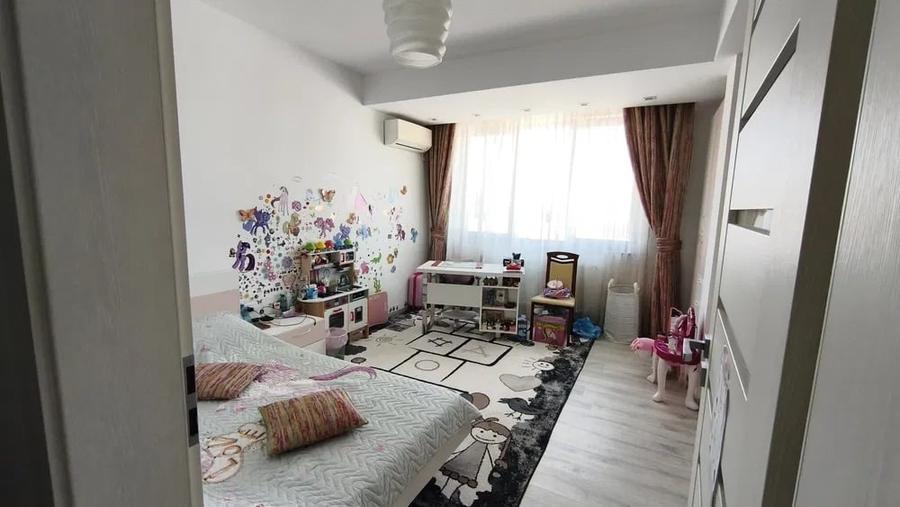 Apartament cu 4 camere decomandat în Est