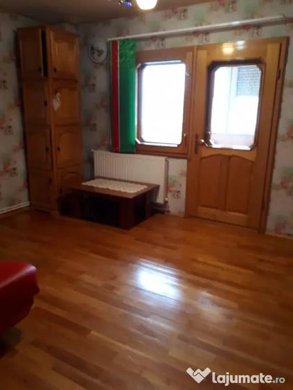 Apartament cu 3 camere semidecomandat în Buzaului
