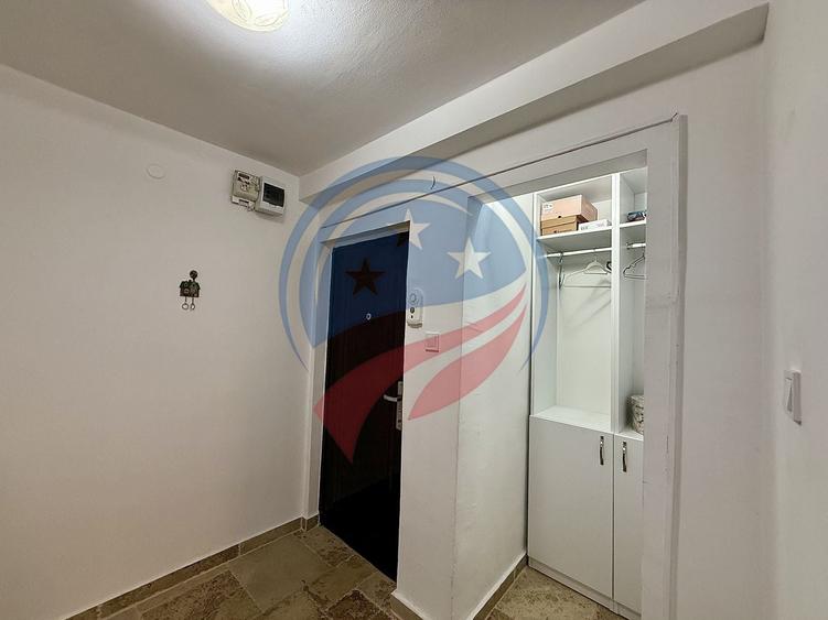 Apartament cu 3 camere semidecomandat în 1 Mai