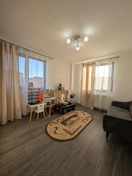 Apartament cu 3 camere semidecomandat în Florești