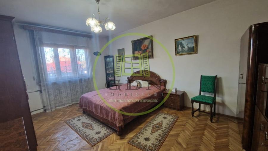 Casă individuală cu 5 camere cu Canalizare în Central