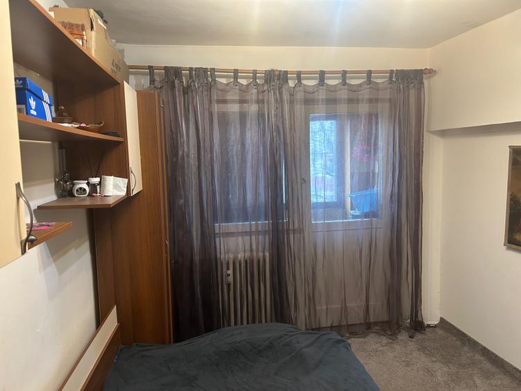 Apartament cu 3 camere decomandat în Craiovița Nouă