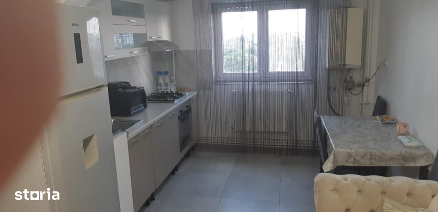 Apartament cu 3 camere în Apărătorii Patriei