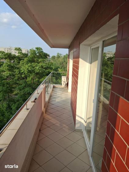 Apartament cu 3 camere decomandat în Pajura