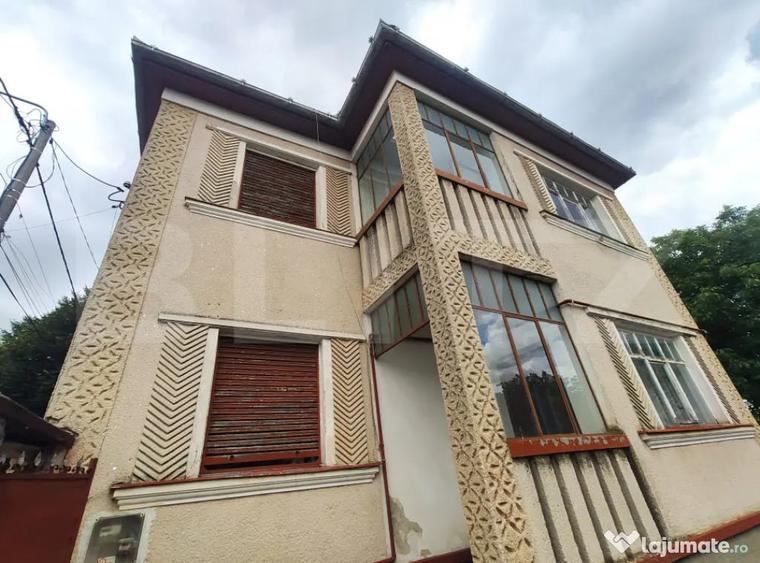 Casă cu 4 camere cu Teren 1100 Mp în Central