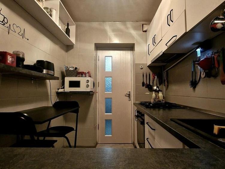 Apartament cu 3 camere decomandat, mobilat în Rovine