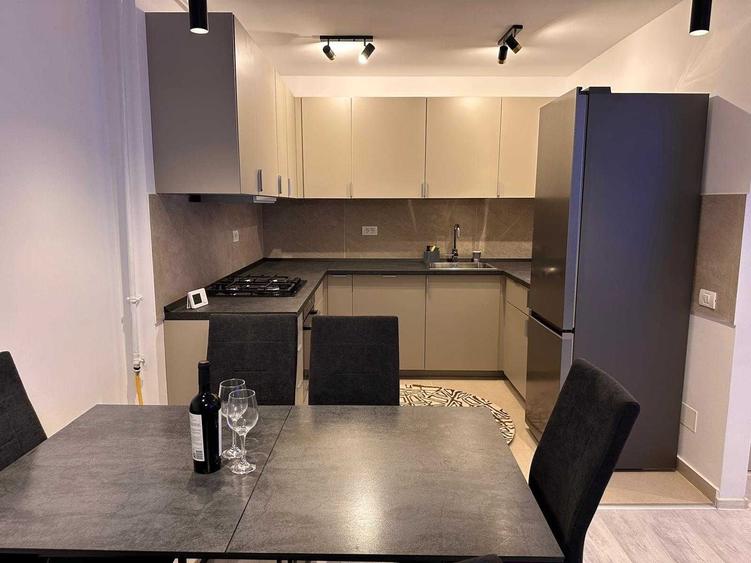 Apartament cu 3 camere semidecomandat în Roșu