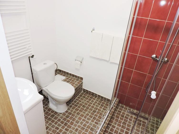Casă individuală cu 15 camere cu Canalizare în Zorilor