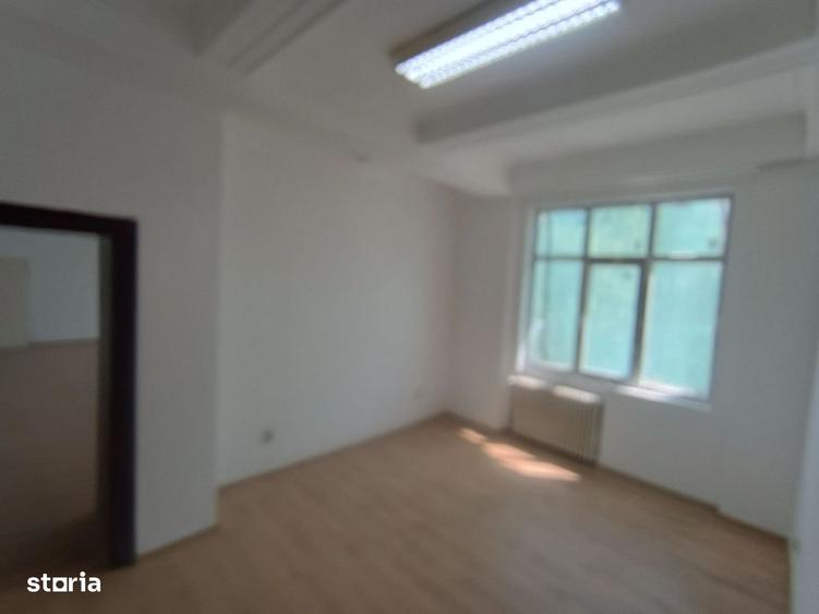 Spațiu comercial, de 2,000 mp, în Universitate