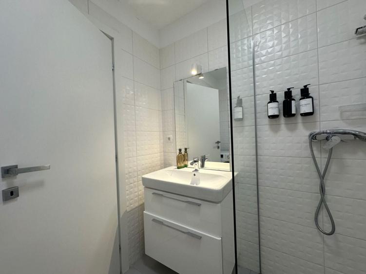 Apartament cu 3 camere decomandat, mobilat în Sisești