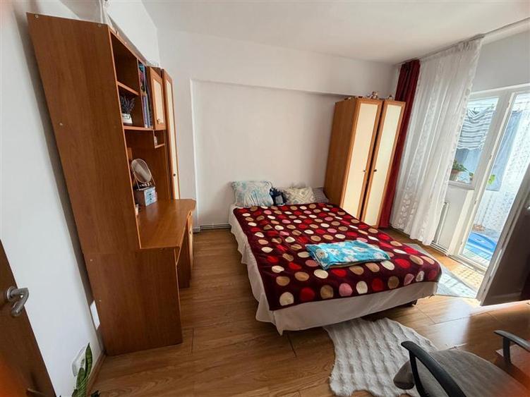 Apartament cu 3 camere decomandat, mobilat în Dacia