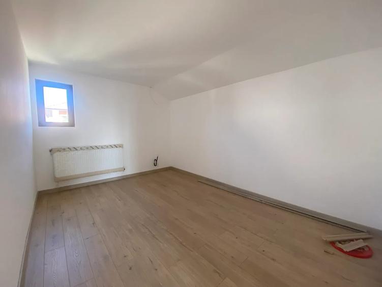 Casă cu 5 camere decomandat cu Teren 300 Mp în Valu lui Traian
