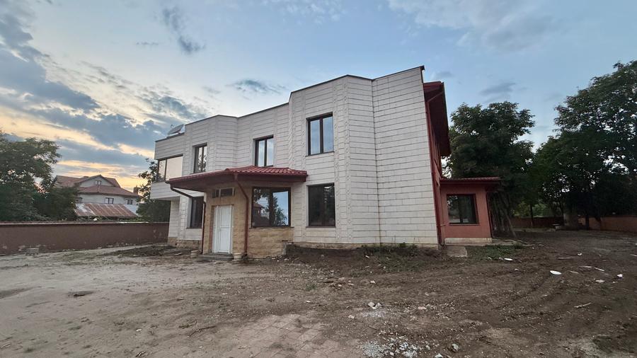 Casă individuală cu 9 camere cu Teren 2500 Mp în Pipera
