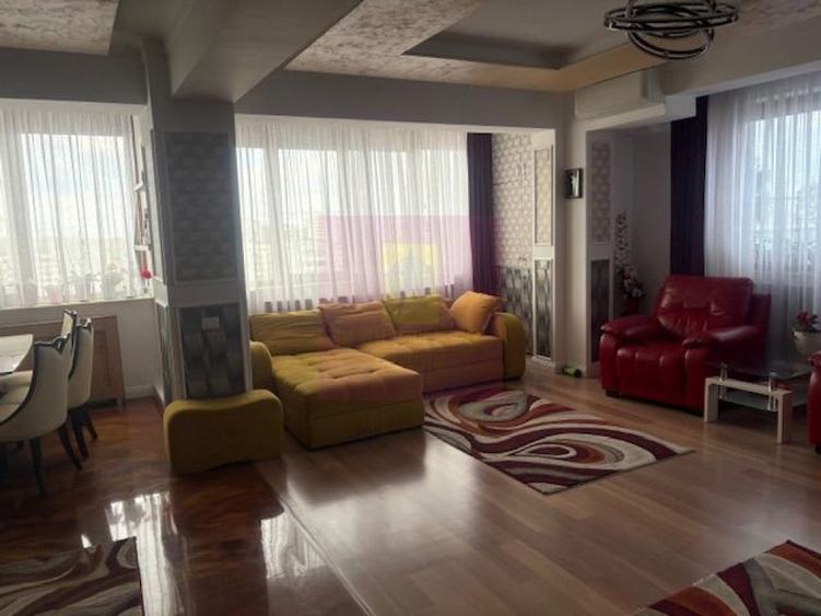 Apartament cu 4 camere decomandat în Titan