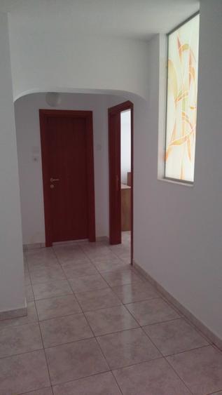 Inchiriez 2 camere ultracentral, etaj 1 - 5