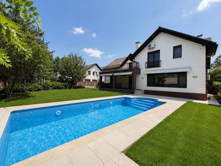 Casă individuală cu 6 camere cu Piscina în Central