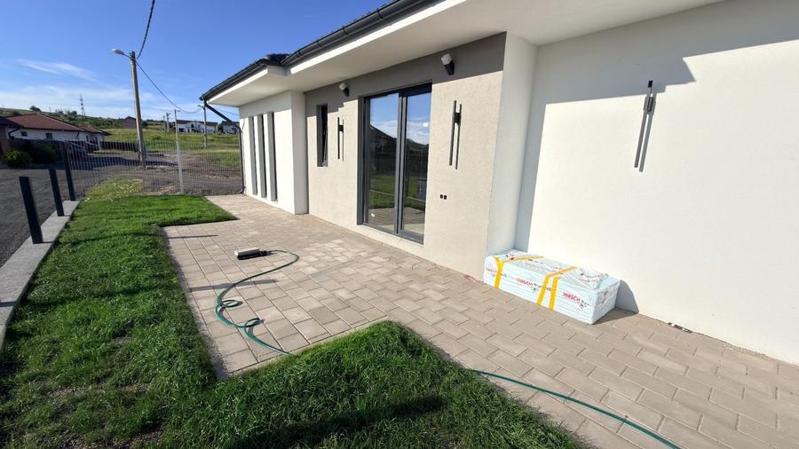 Casă cu 4 camere cu Teren 300 Mp în Broscărie