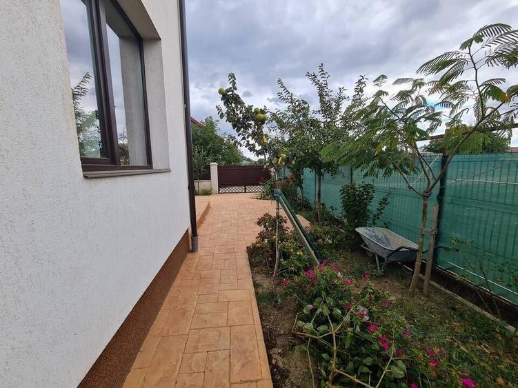 Casă cu 3 camere cu Canalizare în Est