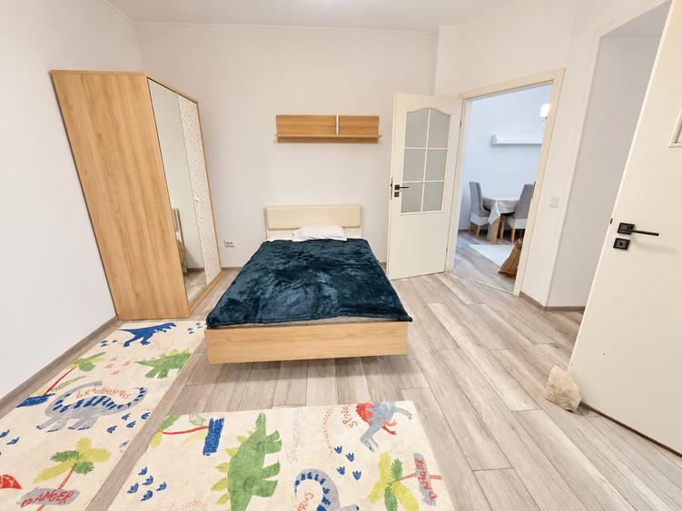 Apartament cu 4 camere semidecomandat în Universitate