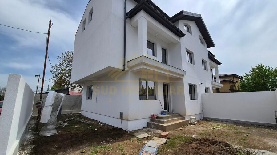 Duplex cu 7 camere cu Canalizare în Central
