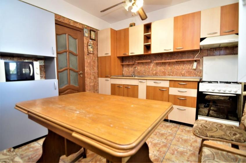 Apartament cu 3 camere decomandat, mobilat în Vitan