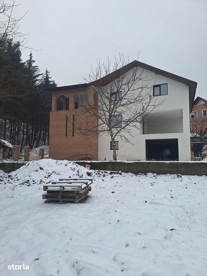 Casă cu 8 camere cu Teren 1000 Mp în Bujoreni