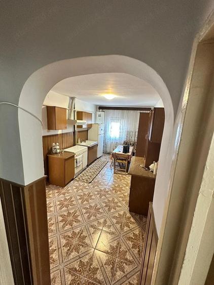 Apartament cu 3 camere decomandat în Coman