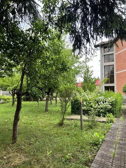 Casă individuală cu 9 camere cu Canalizare în Bascov
