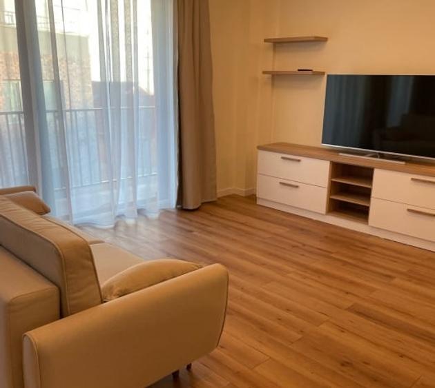 Apartament cu 3 camere semidecomandat, mobilat în Central