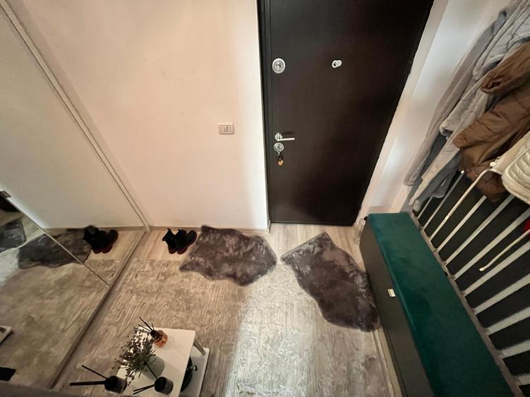 Apartament cu 3 camere semidecomandat în Valea Adâncă