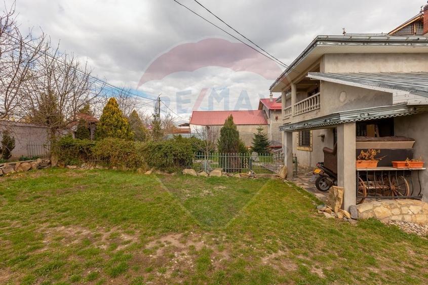 Casă cu 7 camere cu Teren 1020 Mp în Vest