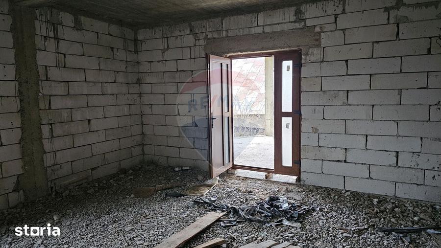 Casă cu Teren 2869 Mp în Siminicea