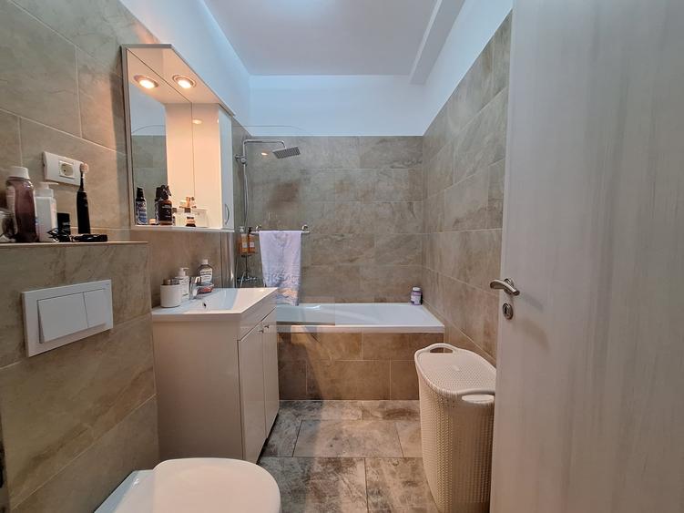 Apartament cu 3 camere semidecomandat, mobilat în Buziașului