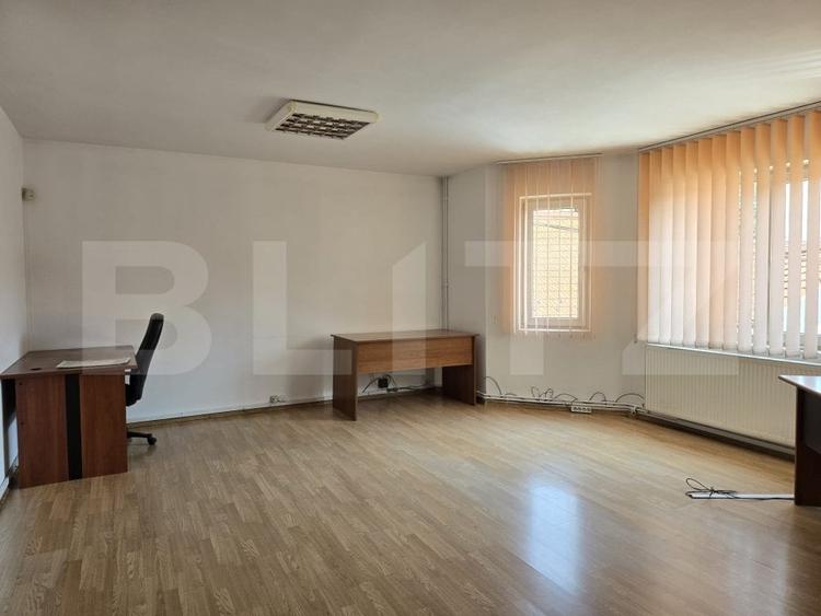 Casă individuală cu 9 camere cu Canalizare în Semicentral