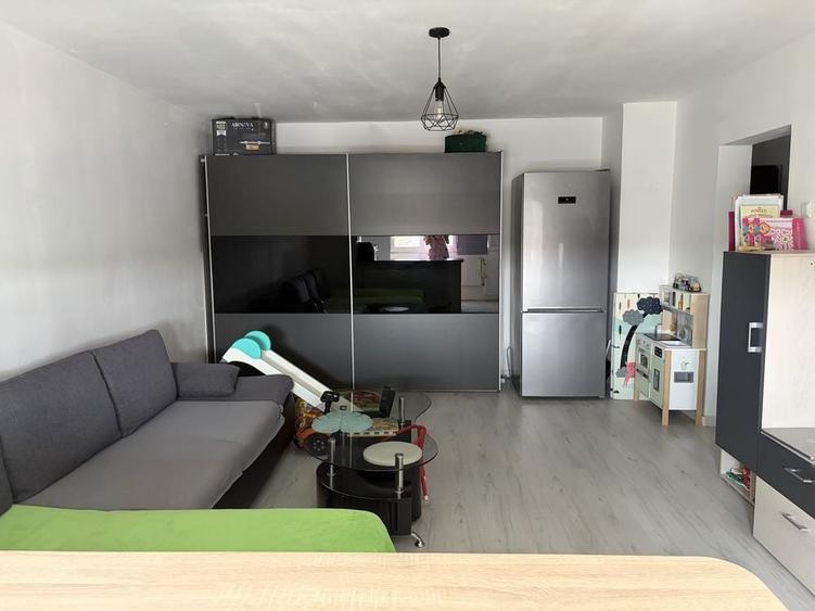 Apartament cu 2 camere decomandat în 1 Decembrie