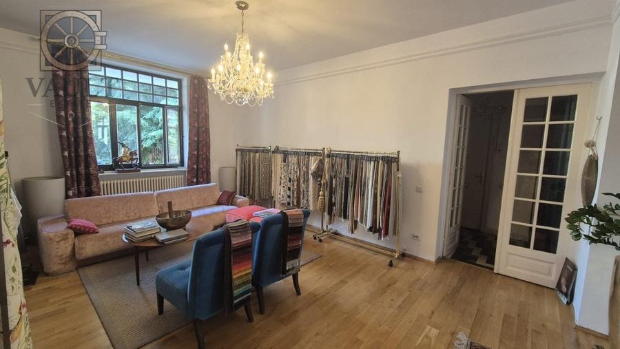 Apartament cu 5 camere semidecomandat în Moșilor