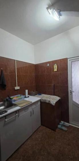 Garsonieră zona Far  mobilată utilată 22 mp etaj 3/3 - 4