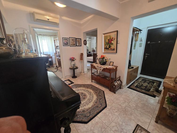 Apartament cu 4 camere decomandat în Colentina