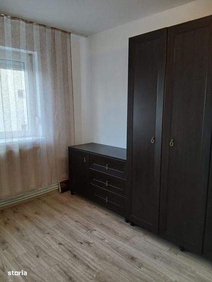 Apartament cu 3 camere semidecomandat în Micro 3