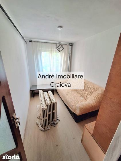 Apartament cu 3 camere semidecomandat în Calea București