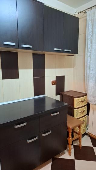 Apartament cu 3 camere semidecomandat în Șcheia