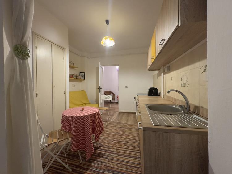 Apartament cu 2 camere semidecomandat, mobilat în Mioriței